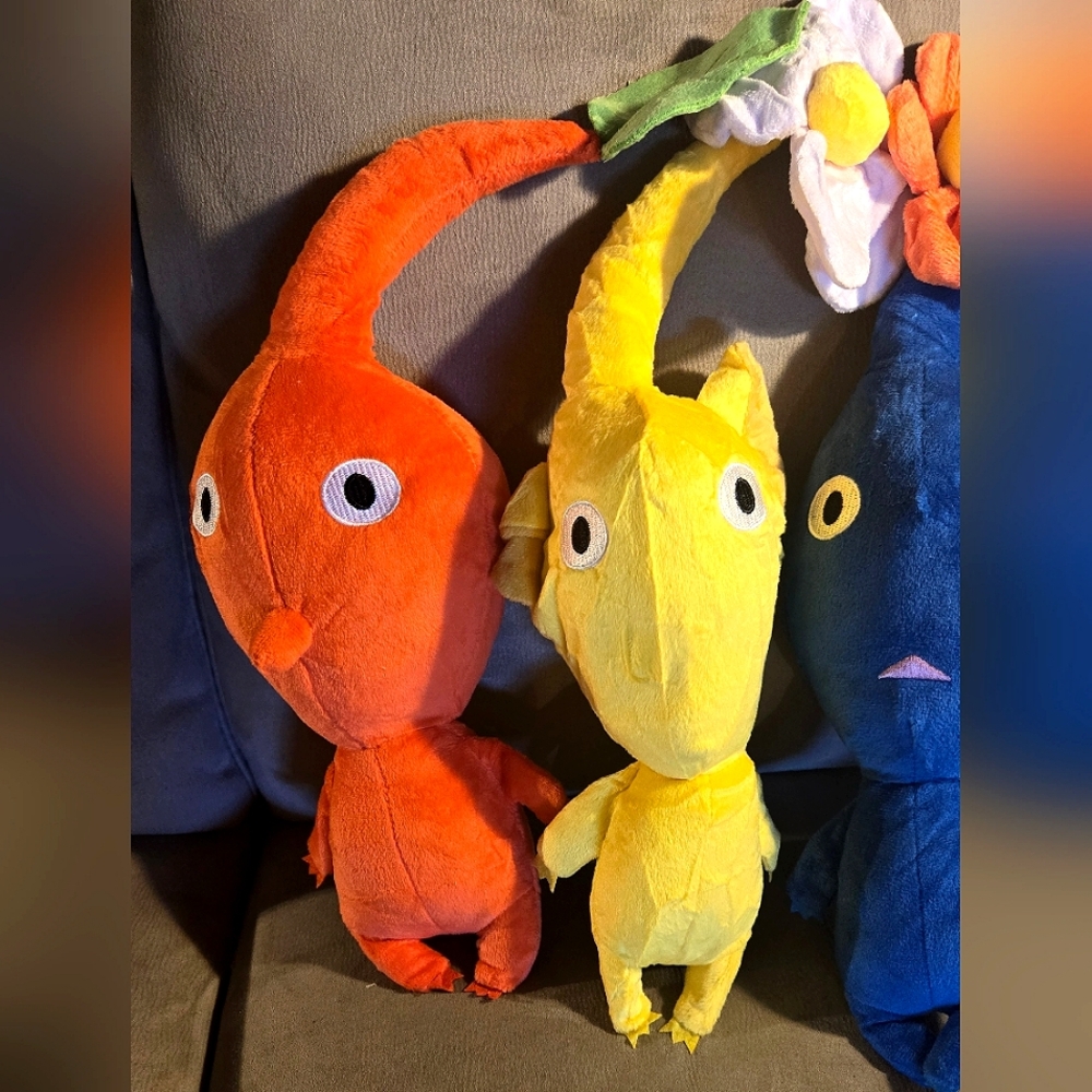 Pikmin Plush Set - Yellow Blue White and Orange Pikmin Plushies - Picture 2 of 8